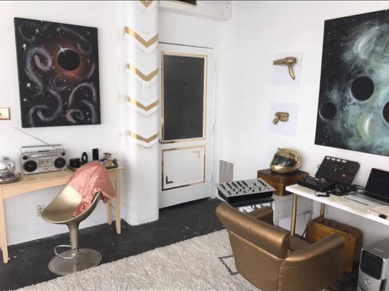 &nbsp;<br>Art deco bedroom, designed into empty stage 